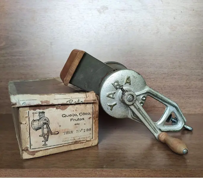 Foto de um(a) Máquina de Ralar Queijo 40'S, da categoria de Outros colecionáveis. Máquina de ralar queijo da marca yara, década de 1940, na embalagem original.A 30 cm / L 10 cm / P 19 cm / peso: 1,320 g. Mostrado de uma perspectiva diferente. Vendido no marketplace Trésors.