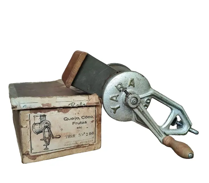 Foto de um(a) Máquina de Ralar Queijo 40'S, da categoria de Outros colecionáveis. Máquina de ralar queijo da marca yara, década de 1940, na embalagem original.A 30 cm / L 10 cm / P 19 cm / peso: 1,320 g. Vendido no marketplace Trésors.
