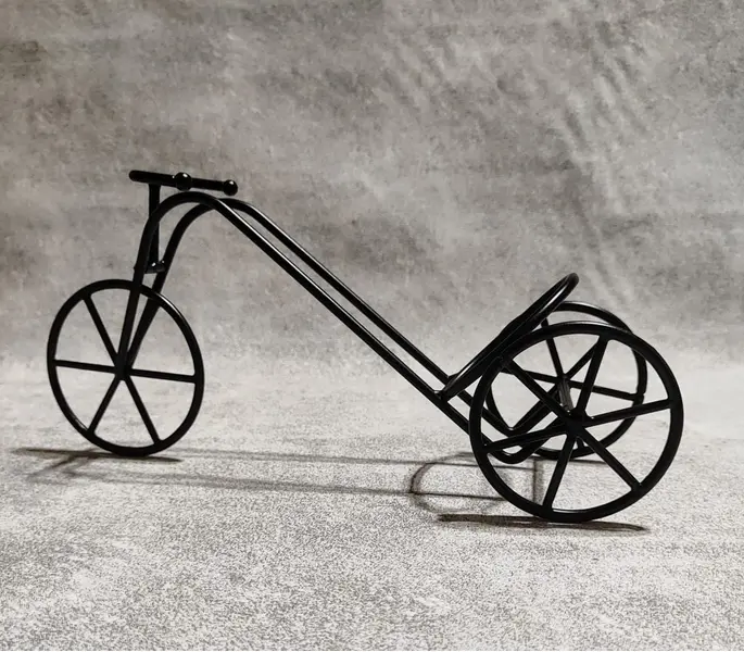 Foto de um(a) Porta Garrafa Bicicleta em Ferro, Década de 1990, da categoria de Suportes para garrafas de vinho. Porta garrafa bicicleta em ferro ebanizado, década de 1990 A: 15cm L: 10 cm P: 23 cm Peso: 390 g. Mostrado de uma perspectiva diferente. Vendido no marketplace Trésors.