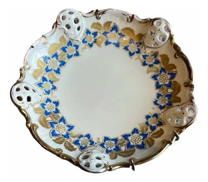 Foto de um(a) Arte Sacra Antigo Raro Pratinho Bowl Porcelana Rosenthal, da categoria de Porta-Jóias. Rosenthal. Antigo e raro pratinho decorativo, bowl em porcelana alemã com a borda fenestrada. Da famosa manufatura... Vendido no marketplace Trésors.