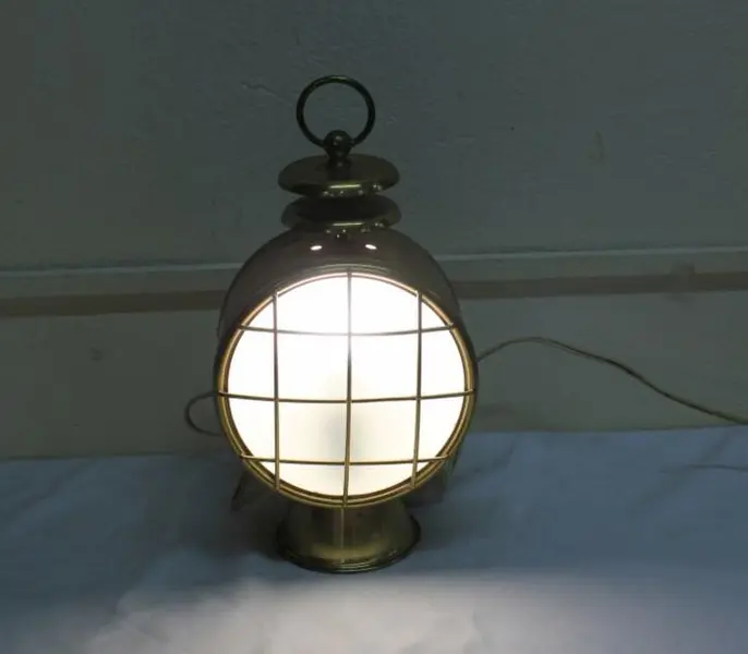 Foto de um(a) Antigo farolete de ferrovia, da categoria de Luminárias de chão. Farolete de ferrovia antiga, em metal dourado e vidro fosco, transformado em luminária, funcionando (sem garantias). ... Mostrado de uma perspectiva diferente. Vendido no marketplace Trésors.