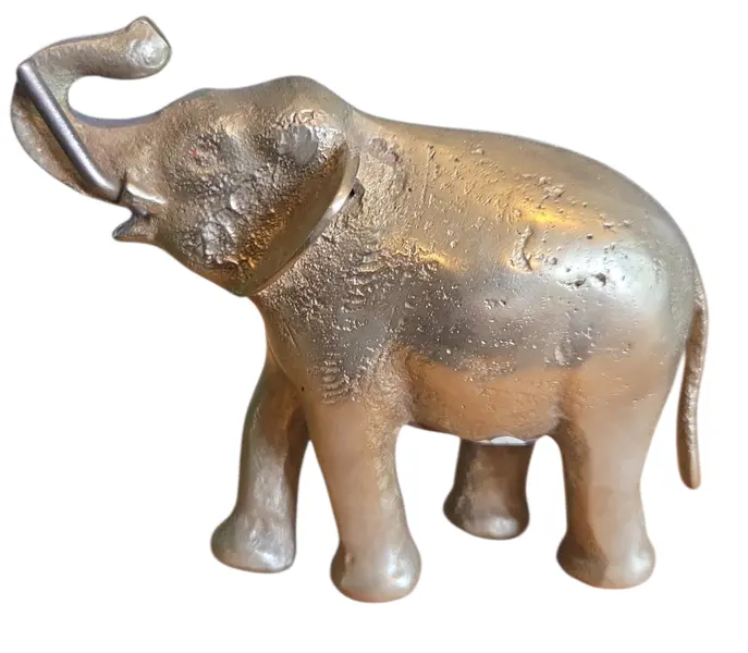Foto de um(a) Elefante da Fortuna: Escultura em Bronze com Tromba Elevada, da categoria de Escultura. Esta imponente escultura em bronze representa o elefante em sua forma mais auspiciosa: com a tromba erguida, simbolizando a... Mostrado de uma perspectiva diferente. Vendido no marketplace Trésors.