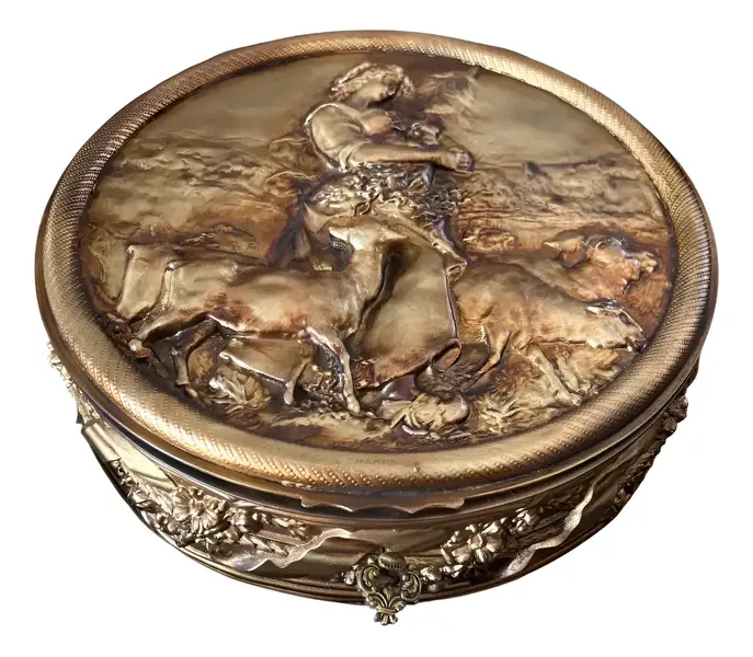 Foto de um(a) Antiga Escultura Caixa Decorativa Pétit Bronze Francês Debut, da categoria de Cestos e Caixas. ~ Retour Des Champs par Marcel Debut ~Antiga e grande caixa decorativa em bronze francês, com relevos artísticos. A cena... Vendido no marketplace Trésors.