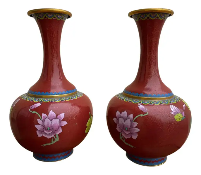 Foto de um(a) Antigo Par De Vasos Jarros Orientais Em Bronze Cloisonné, da categoria de Vasos. ~ Cloisonné ~Antigo e belíssimo par de vasos decorativos em bronze esmaltados à mão. Essa técnica de trabalho em esmalte na... Mostrado de uma perspectiva diferente. Vendido no marketplace Trésors.