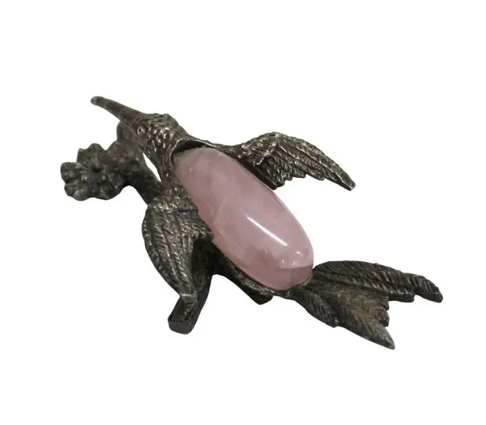 Foto de um(a) Escultura de Beija-Flor Quartzo Rosa, da categoria de Escultura. Delicada escultura na figura de Beija Flor, estrutura em metal prateado e corpo em pedra brasileira Quartzo Rosa. Peça... Mostrado de uma perspectiva diferente. Vendido no marketplace Trésors.