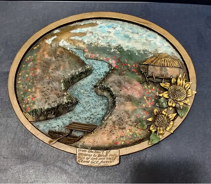 Foto de um(a) Quadro em Metal, Ucrânia-Brasil, Década de 1940, da categoria de Placas. Quadro de metal dourado oxidado em relevo e pintado, década de 1940 com inscrição em inglês: from the heart of ukraine to... Mostrado de uma perspectiva diferente. Vendido no marketplace Trésors.
