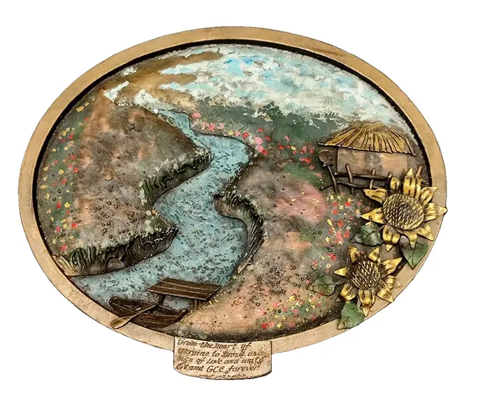Foto de um(a) Quadro em Metal, Ucrânia-Brasil, Década de 1940, da categoria de Placas. Quadro de metal dourado oxidado em relevo e pintado, década de 1940 com inscrição em inglês: from the heart of ukraine to... Vendido no marketplace Trésors.
