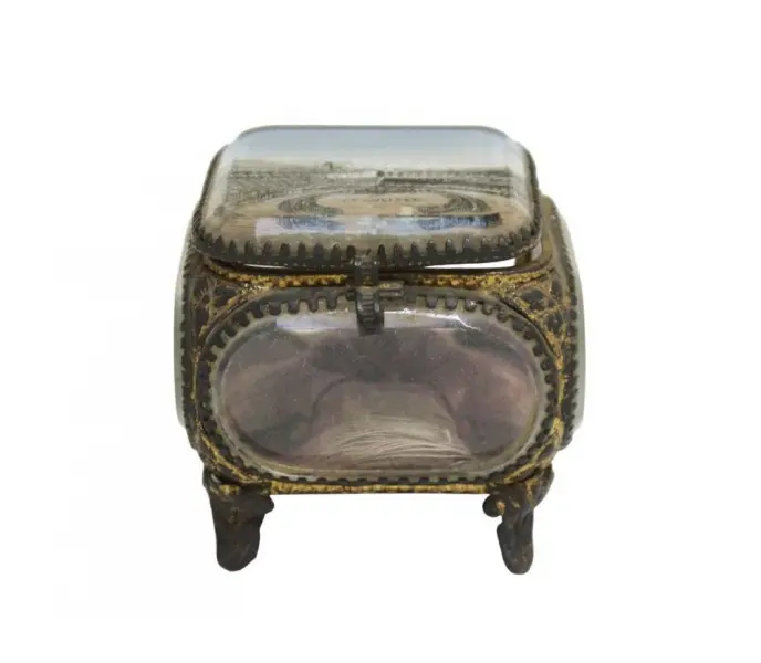 Foto de um(a) Caixa em cristal europeu facetado com figura LE COLISÉE, da categoria de Cestos e Caixas. Antiga e colecionável caixa em cristal europeu facetado com figura LE COLISÉE . Parte interna com tecido de seda vinho (... Vendido no marketplace Trésors.