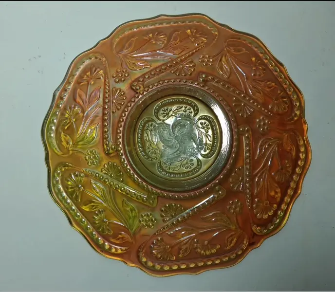 Foto de um(a) ​Grande Prato em Carnival Glass, da categoria de Pratos Decorativos. Grande Prato em Carnival Glass Prato no tom alaranjado das calêndulas. Peça da técnica inovadora de vidro iridescente criada... Mostrado de uma perspectiva diferente. Vendido no marketplace Trésors.