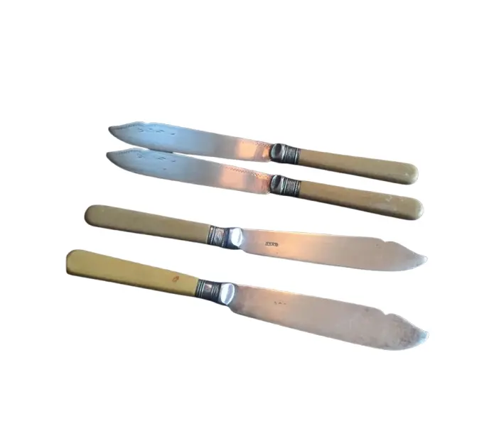 Foto de um(a) Antigas Facas Para Peixe Em Prata Epns, da categoria de Facas. 4 raras facas em prata e cabo em marfim/osso. Início século XXMedindo 20cm cada. Vendido no marketplace Trésors.