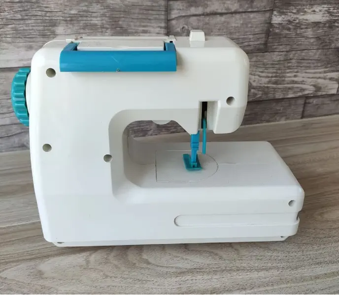 Foto de um(a) Maquina de Costura Belíssima 90'S, da categoria de Maquinas de Costura. Máquina de costura toy, década de 1990 marca: belíssima, ma machine à coudre, procedência francesa pilhas aa. A: 19,5 cm /... Mostrado de uma perspectiva diferente. Vendido no marketplace Trésors.