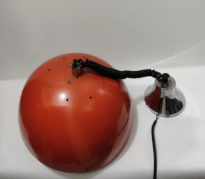 Foto de um(a) Luminária Orange Anos 50, da categoria de Pendentes. Luminária de teto na cor laranja com parte interna com vidro fosco e suporte para regular a altura, década de 1950.A: 18 cm... Mostrado de uma perspectiva diferente. Vendido no marketplace Trésors.