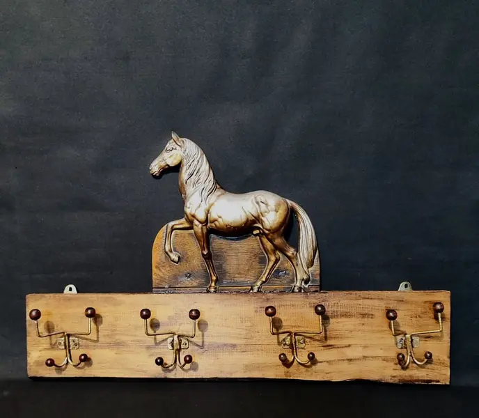 Foto de um(a) Cabideiro Cavalinho em Madeira de Demolição, da categoria de Cabideiros e porta-chapéus. Cabideiro de madeira de demolição com cavalo em resina com pátina prata e fundo amadeirado, com quatro ganchos em ferro com... Mostrado de uma perspectiva diferente. Vendido no marketplace Trésors.