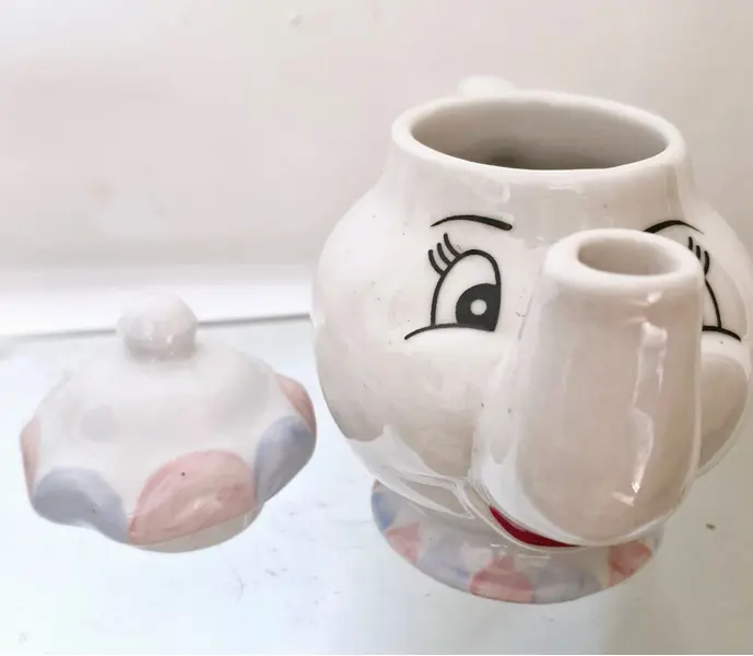 Foto de um(a) Lindíssimo jogo de chá A Bela e a Fera em porcelana, da categoria de Conjuntos de café e chá. Lindo jogo de chá 'A Bela e a Fera' em porcelana, rico em detalhes! Contém:- Bandeja- 2 Xícaras com pires- 1 Açucareiro- 1... Mostrado de uma perspectiva diferente. Vendido no marketplace Trésors.