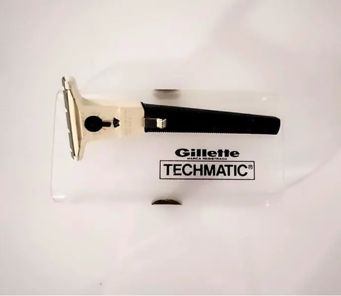 Foto de um(a) Gillette Techmatic, Década de 1970, da categoria de Outros colecionáveis. Barbeador gillette techmatic em sua embalagem original, tecnologia de barbear do início dos anos 1970. Indústria brasileira... Mostrado de uma perspectiva diferente. Vendido no marketplace Trésors.