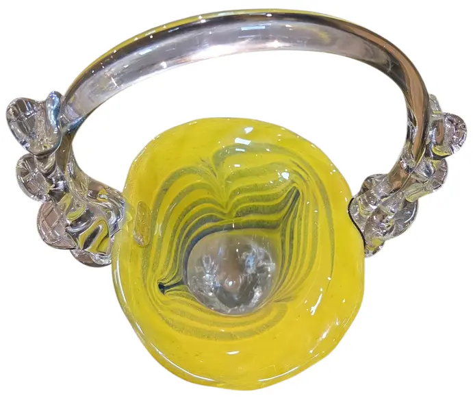 Foto de um(a) Cesta em Murano Amarelo, da categoria de Cestos e Caixas. Cesto em Murano Mais do que um objeto, uma obra de arte. Esta cesta em Murano captura a luz de forma mágica, trazendo a... Mostrado de uma perspectiva diferente. Vendido no marketplace Trésors.