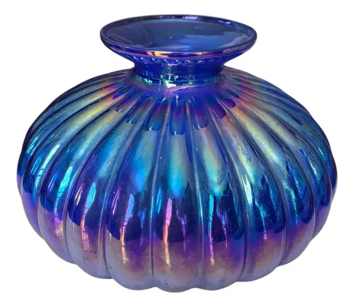 Foto de um(a) Antigo Vaso Jarro Art Deco Vidro Iridescente Murano Soprado, da categoria de Vasos. Mouth blown glass, modelo Noblesse.Belíssimo vaso em vidro artístico iridescente, peça totalmente artesanal, técnica de... Vendido no marketplace Trésors.