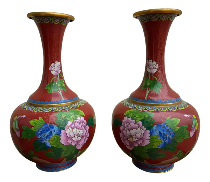 Foto de um(a) Antigo Par De Vasos Jarros Orientais Em Bronze Cloisonné, da categoria de Vasos. ~ Cloisonné ~Antigo e belíssimo par de vasos decorativos em bronze esmaltados à mão. Essa técnica de trabalho em esmalte na... Vendido no marketplace Trésors.