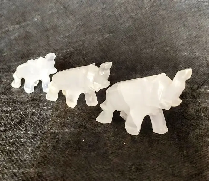 Foto de um(a) Elefantes Cristal de Rocha Anos 80, da categoria de Modelos e estatuetas. Três elefantes em diferentes tamanhos esculpidos em cristal de rocha, década de 1980. Alturas: 4 cm, 3,5 cm, 2,6 cm... Mostrado de uma perspectiva diferente. Vendido no marketplace Trésors.