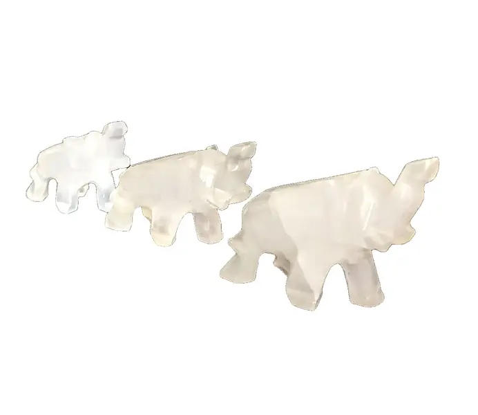 Foto de um(a) Elefantes Cristal de Rocha Anos 80, da categoria de Modelos e estatuetas. Três elefantes em diferentes tamanhos esculpidos em cristal de rocha, década de 1980. Alturas: 4 cm, 3,5 cm, 2,6 cm... Vendido no marketplace Trésors.