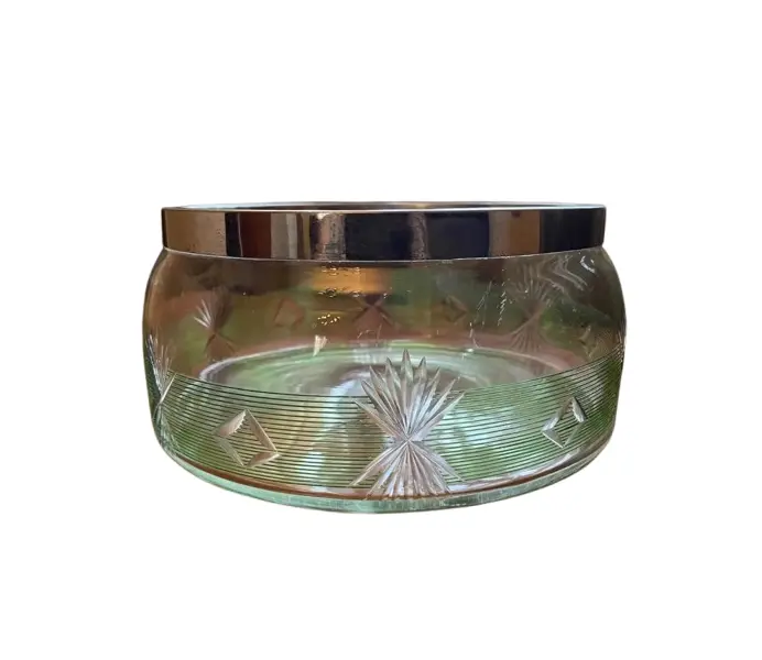 Foto de um(a) Antiga Saladeira Centro De Mesa Art Deco Cristal Loetz Glass, da categoria de Travessas e tigelas. Loetz Glass. Antiga saladeira ou centro de mesa em cristal austríaco, doublé na cor verde rubi, lapidado à mão. Borda em... Vendido no marketplace Trésors.