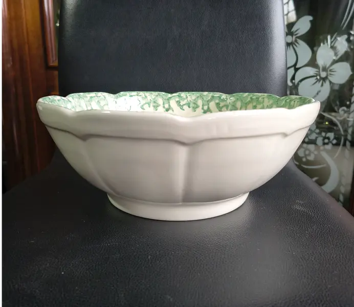 Foto de um(a) Saladeira / Fruteira Vintage em Cerâmica Italiana Himark - Estampa Pêssegos, da categoria de Travessas e tigelas. Maravilhosa saladeira (ou fruteira de mesa) vintage, legítima importada da Itália e produzida exclusivamente para a grife de... Mostrado de uma perspectiva diferente. Vendido no marketplace Trésors.