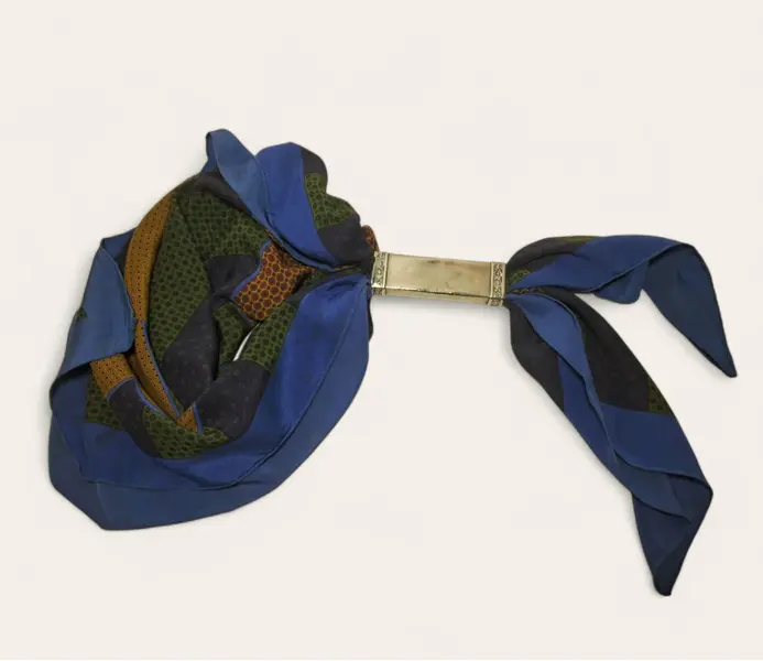 Foto de um(a) Passador de lenço gaúcho, da categoria de Recordações e lembranças de viagem. Passador de lenço originário dos pampas gaúchos ou dos países vizinhos do sul. Manufatura artesanal em alpaca. Elegante,... Mostrado de uma perspectiva diferente. Vendido no marketplace Trésors.