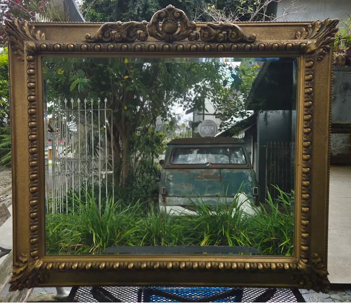 Foto de um(a) Espelho Antigo Dourado em Madeira com Vidro Bisotê, da categoria de Espelhos. Espelho antigo com moldura em madeira, acabamento dourado e detalhes entalhados. Possui vidro bisotê, que valoriza o... Mostrado de uma perspectiva diferente. Vendido no marketplace Trésors.