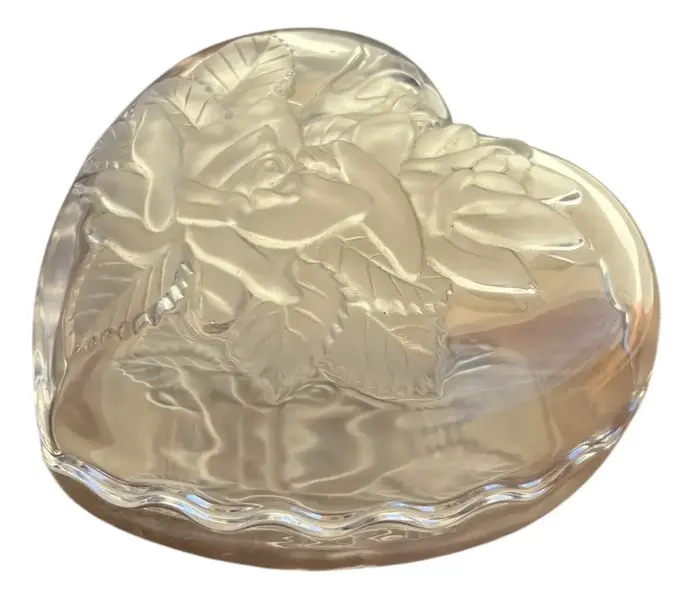 Foto de um(a) Antiga Caixa Decorativa Porta Joias Coração Cristal Satiné, da categoria de Porta-Jóias. Antiga caixa decorativa porta joias no formato de coração em cristal francês com detalhes em satiné.Medidas 8x15x15cm. Vendido no marketplace Trésors.