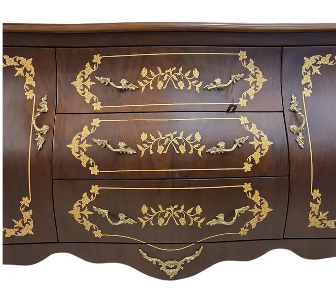Foto de um(a) Balcão Buffet Bombê Antigo em Madeira Nobre com Marchetaria e Bronze, da categoria de Aparadores e Buffet. Excepcional Balcão Buffet Bombê com Rica Marchetaria e Bronze Uma obra-prima do mobiliário clássico, este balcão buffet une... Mostrado de uma perspectiva diferente. Vendido no marketplace Trésors.