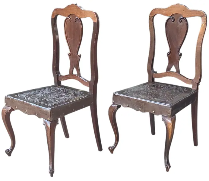 Foto de um(a) Par de Cadeiras Chippendale em Imbuia Maciça com Assento em Couro, da categoria de Outras cadeiras. Raro e imponente par de cadeiras de sala de jantar (sem braços) confeccionado em imbuia maciça, padrão construtivo de meados... Vendido no marketplace Trésors.