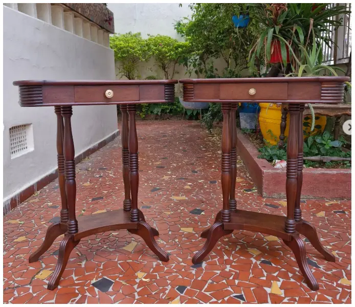 Foto de um(a) Par de mesas de canto em madeira nobre, da categoria de Mesas laterais. Belíssimo par de mesas de canto em madeira nobre com pés torneados e gavetas (peças restauradas)Medidas: altura 69 cm x... Mostrado de uma perspectiva diferente. Vendido no marketplace Trésors.