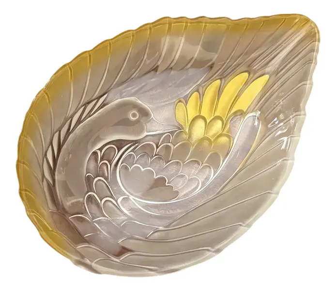 Foto de um(a) Antigo Centro De Mesa Saladeira Cisne Em Cristal Satiné, da categoria de Centro de mesa. ~ Walther Glass ~Para servir com elegância e personalidade. Belíssimo centro de mesa, fruteira ou saladeira em cristal... Vendido no marketplace Trésors.