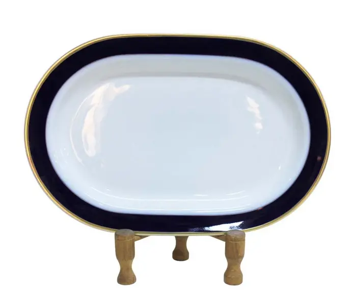 Foto de um(a) Sopeira em porcelana com presentoir anos 80, da categoria de Outros utensílios para servir. Belíssima sopeira em porcelana branca, com seu presentoir anos 80, com faixas na tonalidade azul cobalto e filetes... Mostrado de uma perspectiva diferente. Vendido no marketplace Trésors.