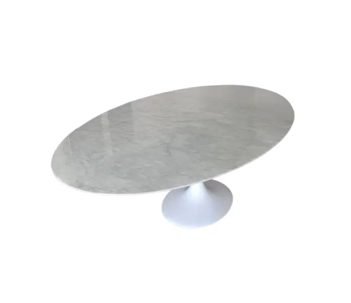 Foto de um(a) ​Mesa de jantar oval Saarinen - mármore Venato - 244 x 137, da categoria de Mesas de Jantar. Mesa de jantar oval Saarinen. Acabamento: Base/Fibra de Vidro + Tampo/Mármore Venato.Em perfeito estado, sem avarias.... Vendido no marketplace Trésors.