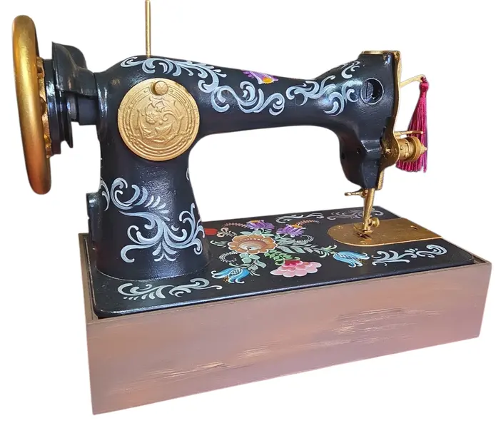Foto de um(a) Maquina de Costura Decorativa Pintada a Mão, da categoria de Outros colecionáveis. Maquina decorativa pintada a mão. Mostrado de uma perspectiva diferente. Vendido no marketplace Trésors.