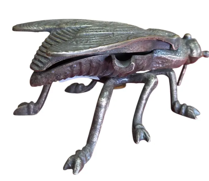 Foto de um(a) Cinzeiro de Mosca em Bronze, da categoria de Cinzeiros. Mostrado de uma perspectiva diferente. Vendido no marketplace Trésors.