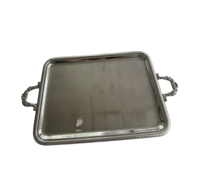 Foto de um(a) Christofle - Bandeja de prata em excelente estado, da categoria de Bandejas. Bandeja Christofle – Prata Espessurada Bandeja retangular da tradicional maison francesa Christofle, referência mundial em... Vendido no marketplace Trésors.