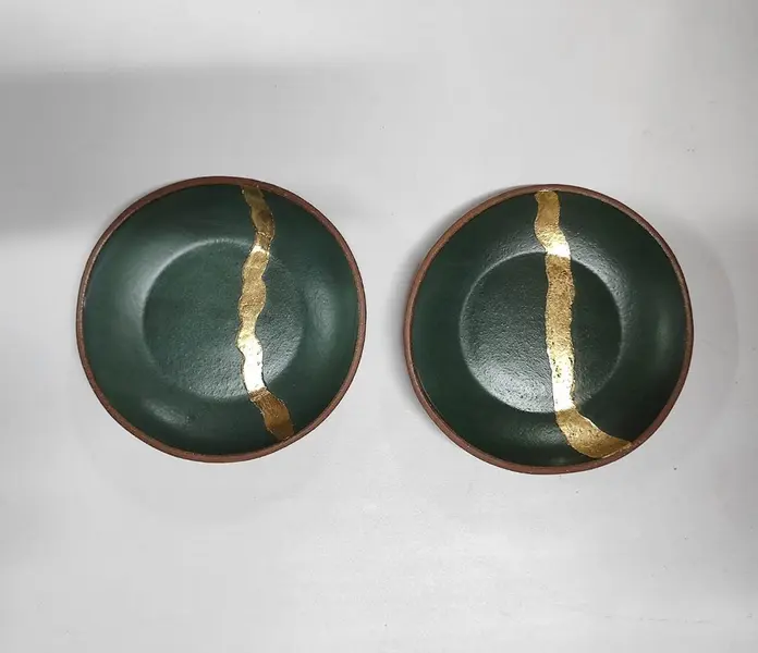 Foto de um(a) Pratos Decorativos em Cerâmica com Folha de Ouro, da categoria de Pratos Decorativos. Combo de 2 pratos feitos em cerâmica de alta temperatura com detalhe em folha de ouro. Cada prato é feito a mão e com... Mostrado de uma perspectiva diferente. Vendido no marketplace Trésors.