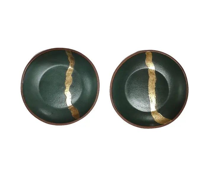 Foto de um(a) Pratos Decorativos em Cerâmica com Folha de Ouro, da categoria de Pratos Decorativos. Combo de 2 pratos feitos em cerâmica de alta temperatura com detalhe em folha de ouro. Cada prato é feito a mão e com... Vendido no marketplace Trésors.