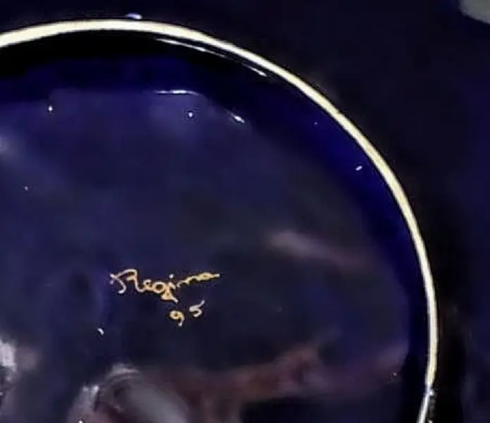 Foto de um(a) Prato Cobalto e Ouro ano 95, da categoria de Pratos Decorativos. Prato em porcelana em forma de folha na cor azul cobalto com ouro. Assinado: regina, 1995 Diâmetro 26 cm / A: 3 cm peso:... Mostrado de uma perspectiva diferente. Vendido no marketplace Trésors.