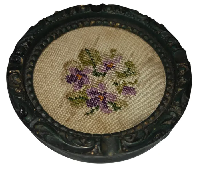 Foto de um(a) Cinzeiro Madeira e Gobelin, da categoria de Cinzeiros. Um tesouro do artesanato clássico. Este cinzeiro único combina a robustez da madeira esculpida com a delicadeza de um... Mostrado de uma perspectiva diferente. Vendido no marketplace Trésors.