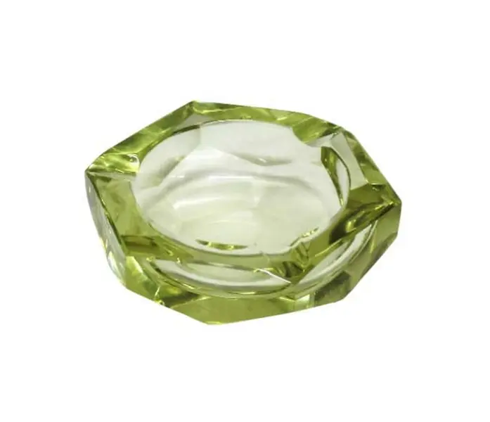 Foto de um(a) Cinzeiro sextavado em cristal, da categoria de Cinzeiros. Belo cinzeiro sextavado em cristal facetado na tonalidade amarelo, ao gosto Moser. Apresenta imperceptível bicado. Medidas... Vendido no marketplace Trésors.