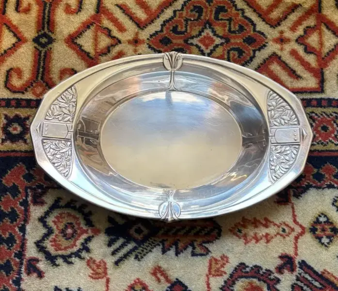 Foto de um(a) Antiga Travessa Centro De Mesa Art Deco Prata Alemã Wmf, da categoria de Travessas e tigelas. Antigo centro de mesa/travessa Art Deco, em prata teor 90 da famosa manufatura alemã WMF, com elegante decoração de... Mostrado de uma perspectiva diferente. Vendido no marketplace Trésors.