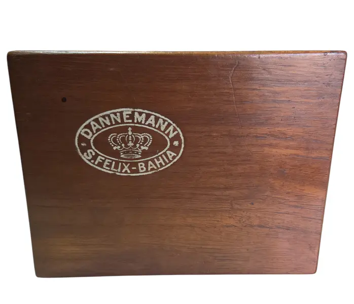Foto de um(a) Antiga Caixa de Charutos Dannemann – São Félix, Bahia (Relíquia), da categoria de Caixas e estojos para charutos. Um item indispensável para colecionadores e apreciadores da cultura do tabaco. Esta caixa original da Companhia de Charutos... Mostrado de uma perspectiva diferente. Vendido no marketplace Trésors.