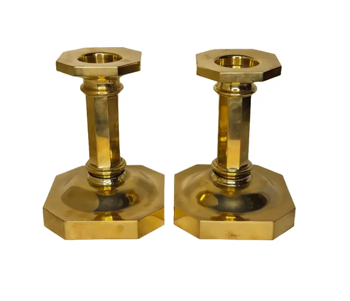 Foto de um(a) Par de Castiçais Dourados, da categoria de Velas e fragrâncias para casa. Ilumine seus momentos especiais com a sofisticação que só o dourado proporciona. Este par de castiçais une um design... Vendido no marketplace Trésors.