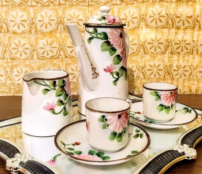 Foto de um(a) Conjunto Chinês Casca de Ovo 80'S, da categoria de Conjuntos de café e chá. Tête-à-tête em casca de ovo, policromada e em relevo, procedência chinesa década de 1980, com marca do fabricante. Bule: A... Mostrado de uma perspectiva diferente. Vendido no marketplace Trésors.