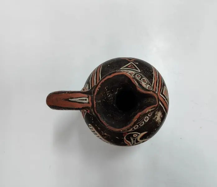 Foto de um(a) Moringa em Terracota, Ano 2000, da categoria de Garrafas, potes e jarros. Moringa em terracota pintada a mão com inspiração em achados arqueológicos do sec. ii, dc. Retratando um anjo feminino.... Mostrado de uma perspectiva diferente. Vendido no marketplace Trésors.