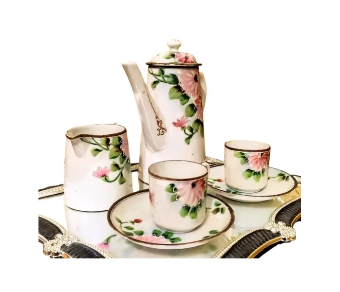 Foto de um(a) Conjunto Chinês Casca de Ovo 80'S, da categoria de Conjuntos de café e chá. Tête-à-tête em casca de ovo, policromada e em relevo, procedência chinesa década de 1980, com marca do fabricante. Bule: A... Vendido no marketplace Trésors.