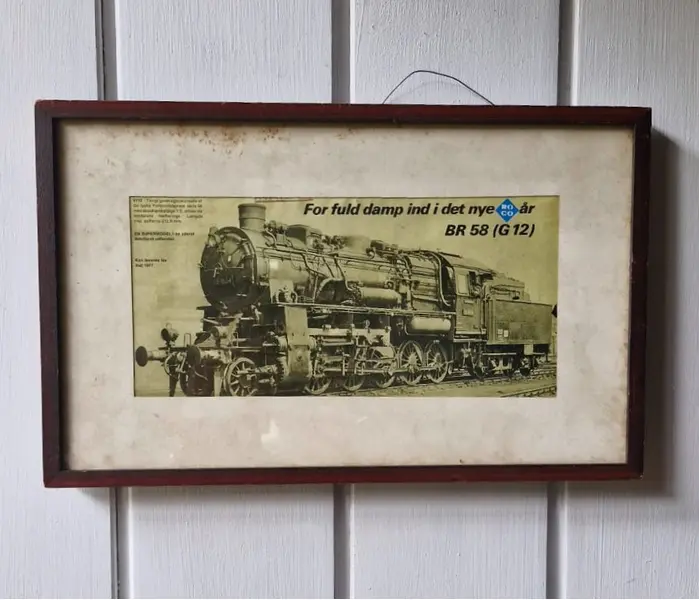 Foto de um(a) Belo quadro vintage de locomotiva à vapor, da categoria de Cartazes. Belo quadro vintage representando um anúncio de 1977 de uma locomotiva à vapor alemã, que foi desenvolvida para as ferrovias... Mostrado de uma perspectiva diferente. Vendido no marketplace Trésors.